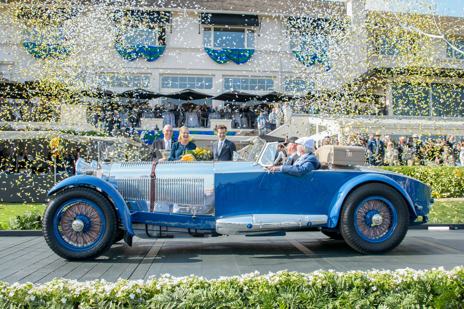 This 1929 Mercedes-Benz S Barker Tourer was named Best of Show at the 2017 Pebble Beach Concours d'Elegance. Pictured from left to right are Pebble Beach Company CEO William L. Perocchi, Concours Chairman Sandra Button, Emcee Derek Hill, restorer Stephen Babinsky, and owner Bruce R. McCaw. (Copyright © Kimball Studios / Courtesy of Pebble Beach Concours d'Elegance) (PRNewsfoto/Pebble Beach Concours d'Elegance)