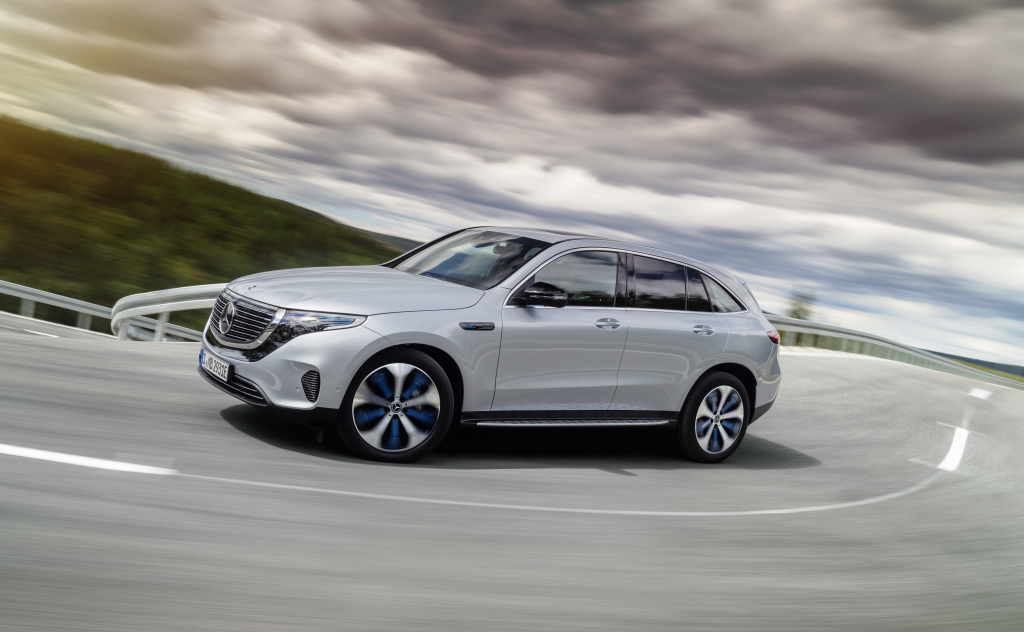 Mercedes-Benz EQC 400 4MATIC, (BR N293) / Hightechsilber / Interior: Electric Art / Der neue Mercedes-Benz EQC - der erste Mercedes-Benz der Produkt- und Technologiemarke EQ. Mit seinem nahtlosen klaren Design ist der EQC ein Vorreiter einer avantgardistischen Elektro-Ästhetik mit wegweisenden Designdetails und markentypischen Farbakzenten außen wie innen.;Stromverbrauch kombiniert: 22,2 kWh/100 km; CO2 Emissionen kombiniert: 0 g/km*, Angaben vorläufig Mercedes-Benz EQC 400 4MATIC, (BR N293) / hightech silver / Interior: Electric Art / The new Mercedes-Benz EQC - the first Mercedes-Benz under the product and technology brand EQ. With its seamless, clear design, the EQC is a pioneer for an avant-garde electric look with trailblazing design details and colour highlights typical of the brand both inside and out.;combined power consumption: 22.2 kWh/100 km; combined CO2 emissions: 0 g/km*, provisional figures