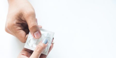 Prezerwatywy lateksowe czy nielateksowe – jakie to ma znaczenie?